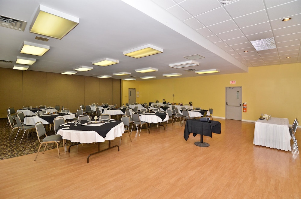 Days Inn by Wyndham Renfrew Conference Centre 23/27