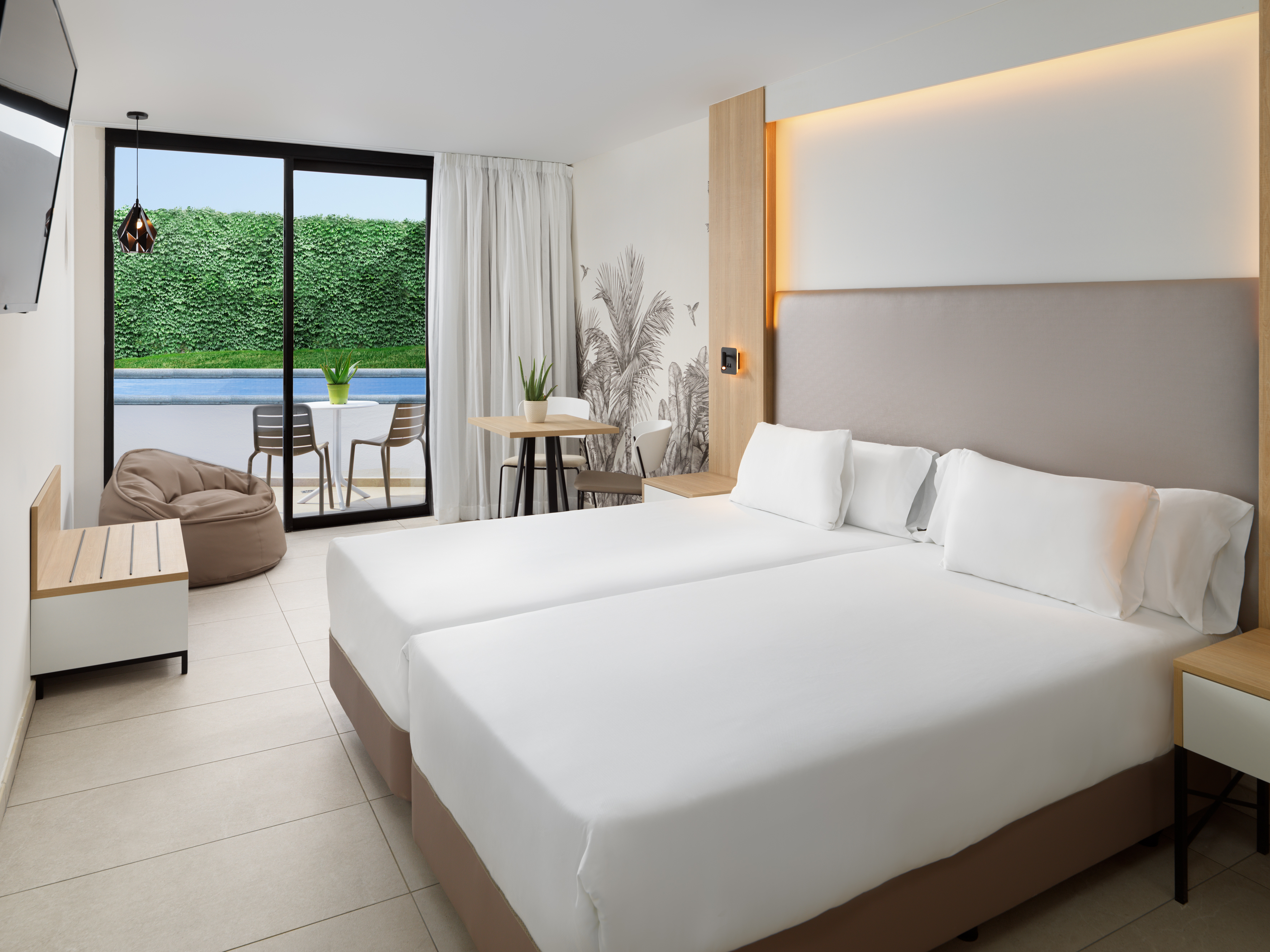 Swim Up, Double Bed