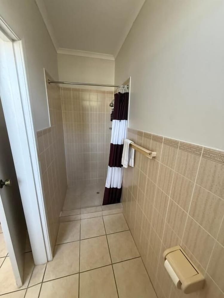 TOWER COURT MOTEL 44/44