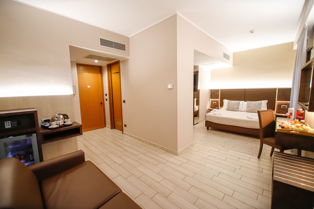 Diplomatic Hotel 14/62