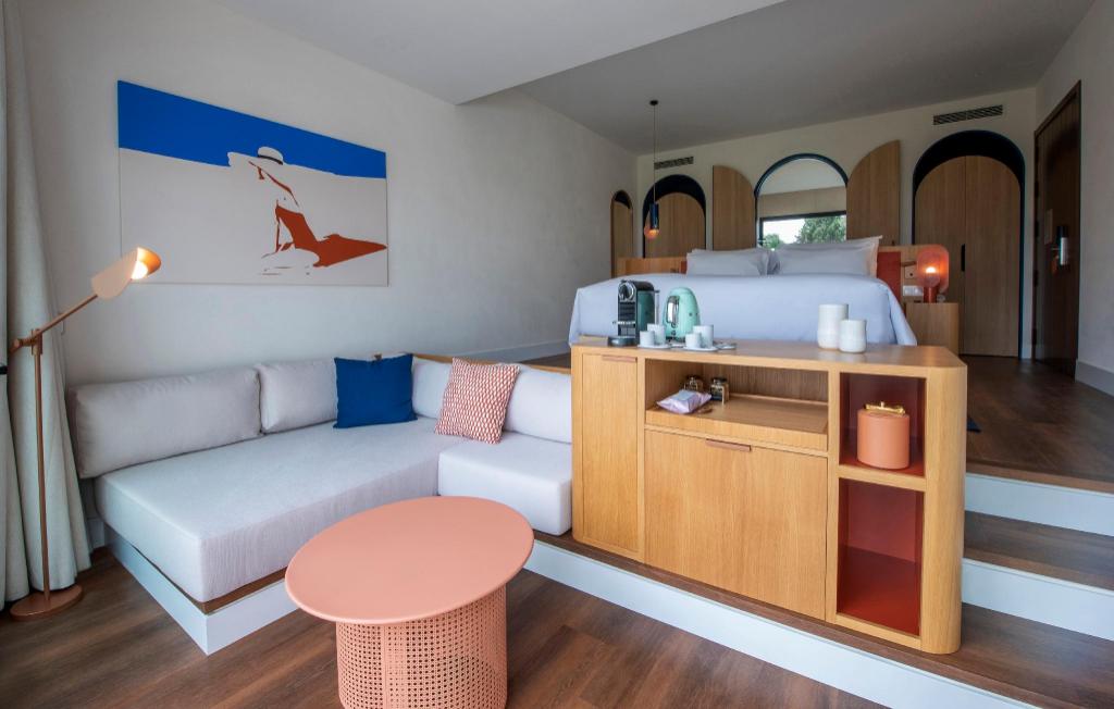 So Studio, King Bed, Living Area، SO/Sotogrande Spa & Golf Resort Hotel 4/6