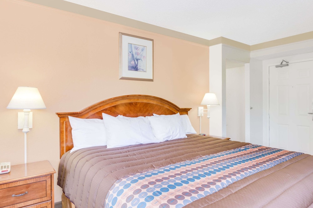 Days Inn By Wyndham Birmingham/West 17/32