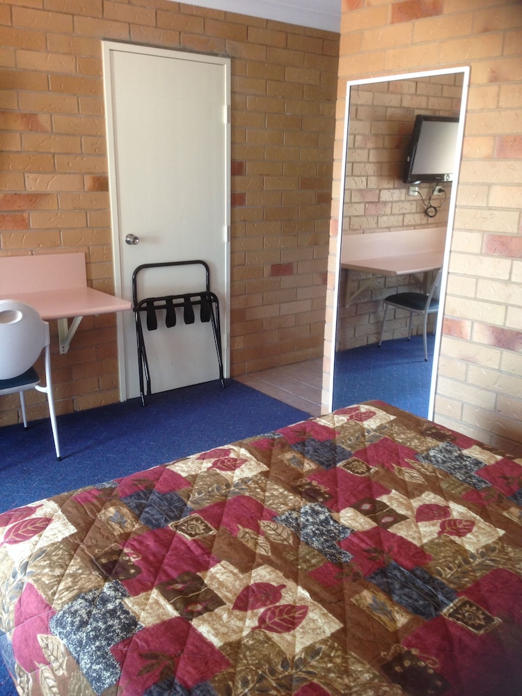 NORTH PARKES MOTEL 35/39
