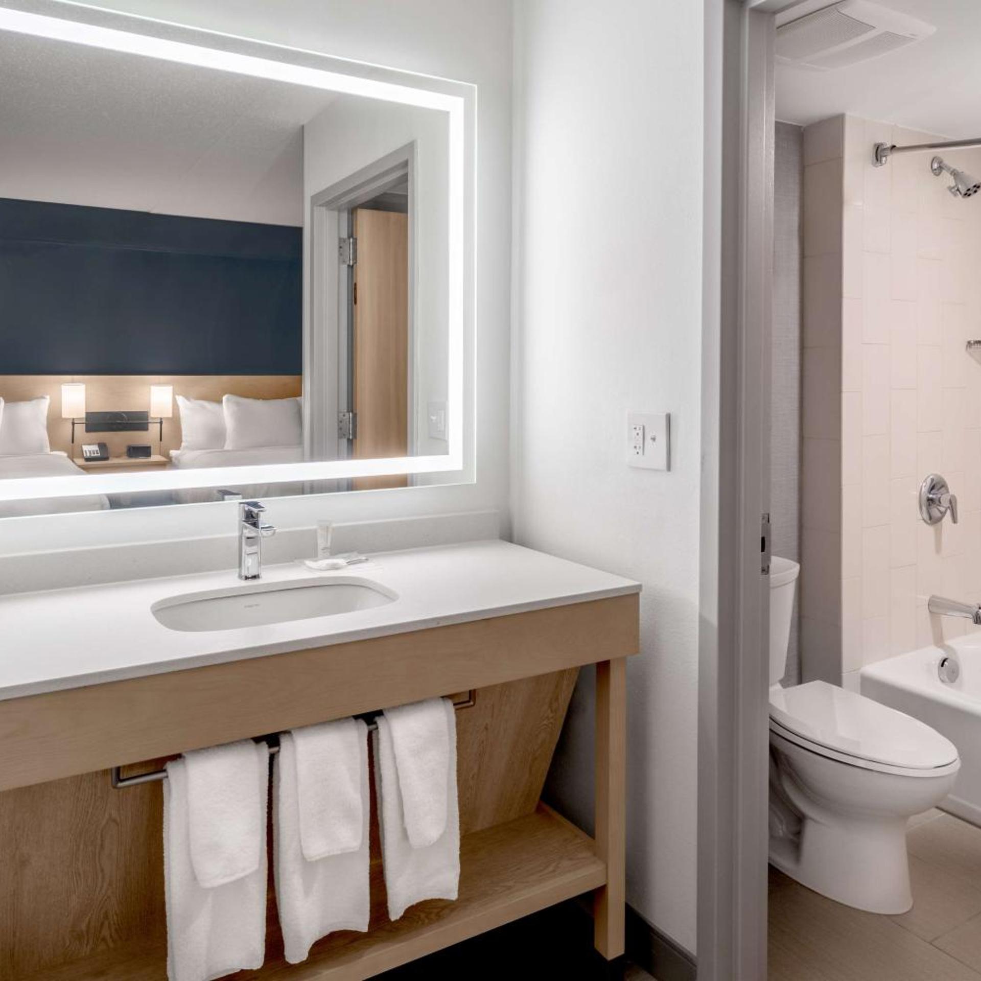 غرفة بسريرين مزدوجين مع أريكة، Hyatt Place Mystic 2/2