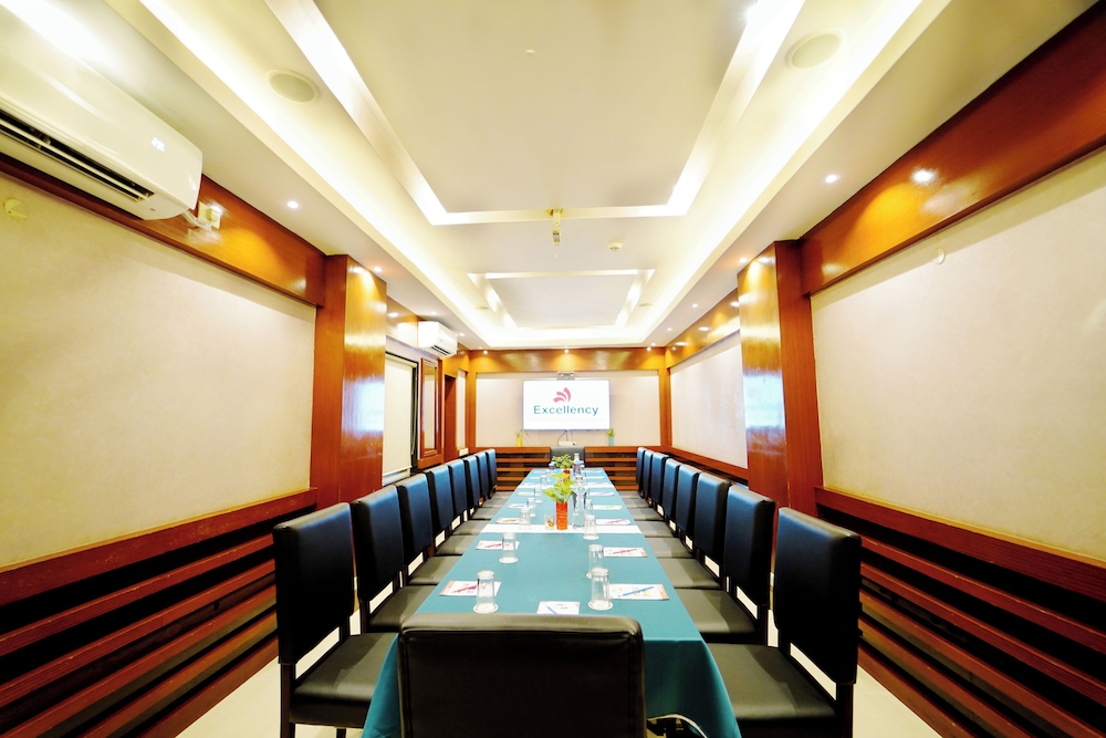 HOTEL EXCELLENCY 38/50
