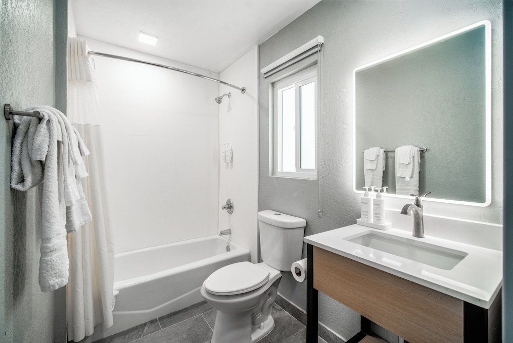 Pacific Inn And Suites 42/50