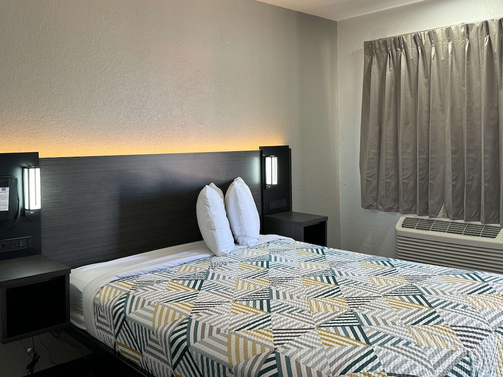 غرفة قياسية بسرير كوين لذوي الإعاقة، Motel6 Bradenton, FL 6/10