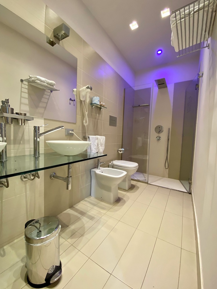 Suite 136 Luxury Rooms 50/50