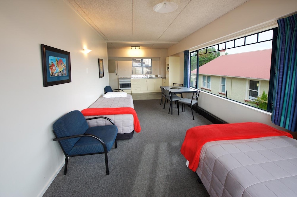 AMBASSADOR THERMAL MOTEL 8/28