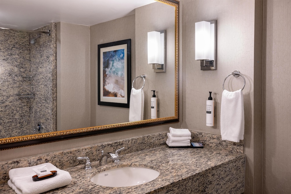 جناح بسرير كينج مع أريكة، Embassy Suites by Hilton Seattle Bellevue 5/9