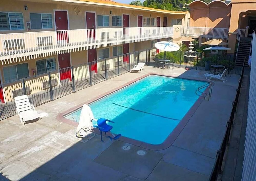 Dream Inn Fresno 10/50