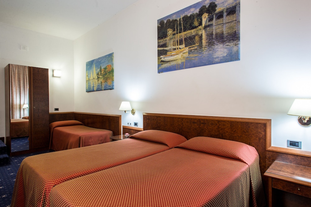Hotel Mirage 33/66