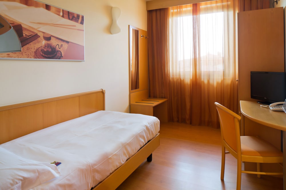 ROOM, SINGLE