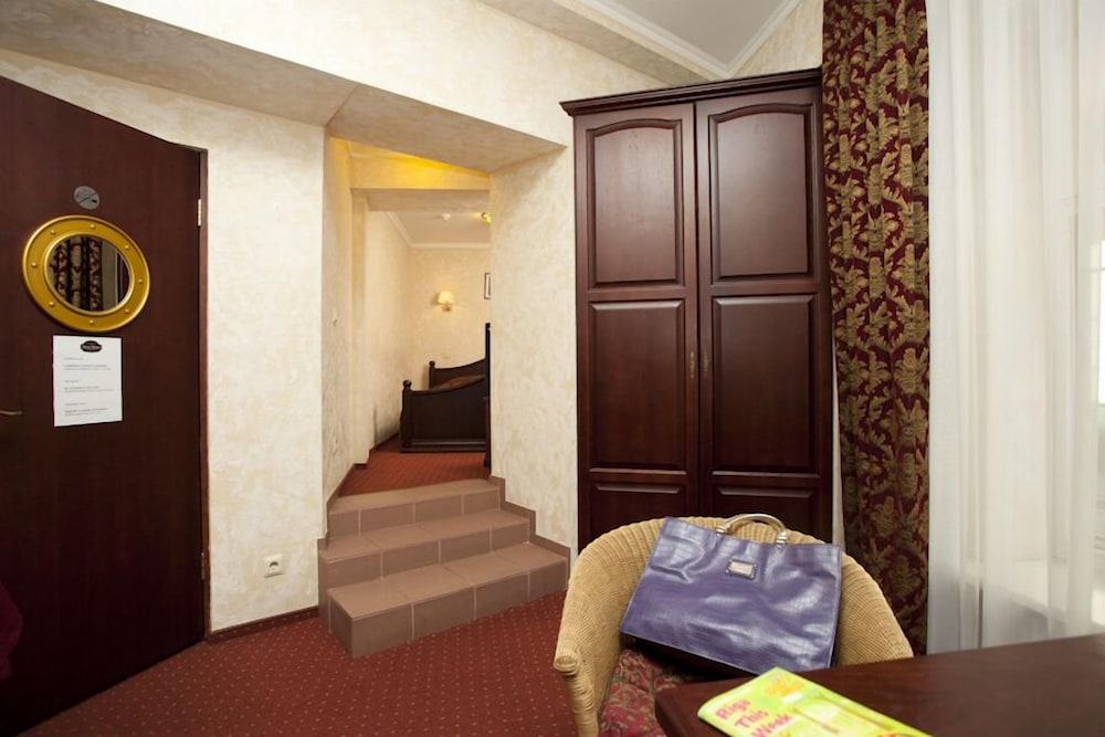 Monte Kristo Hotel 72/95