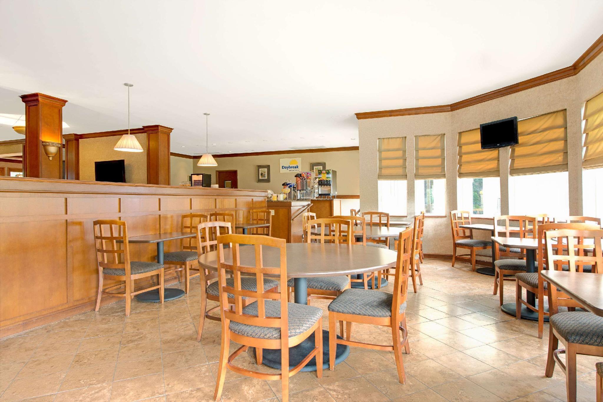 Days Inn & Suites by Wyndham St. Louis/Westport Plaza 24/27