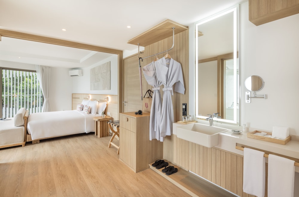 Bliss, Junior Suite, Luxury, King Bed, Panoramic Sea View, Terrace, Bathtub
