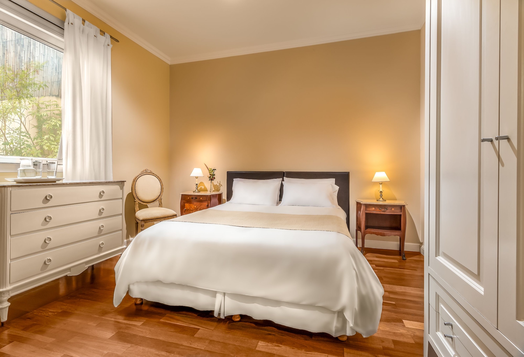 DELUXE, DOUBLE OR TWIN BED