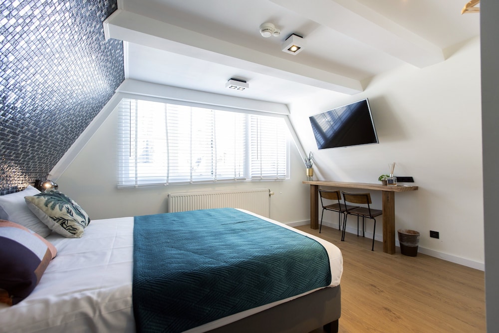 ROOM, QUEEN BED