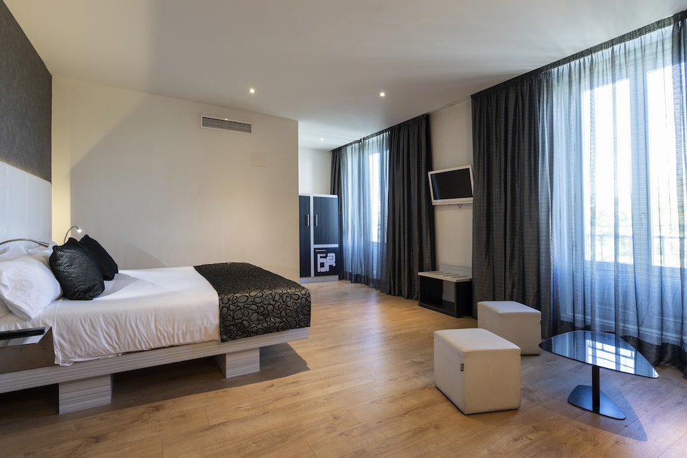 JUNIOR SUITE, CITY VIEW, BALCONY