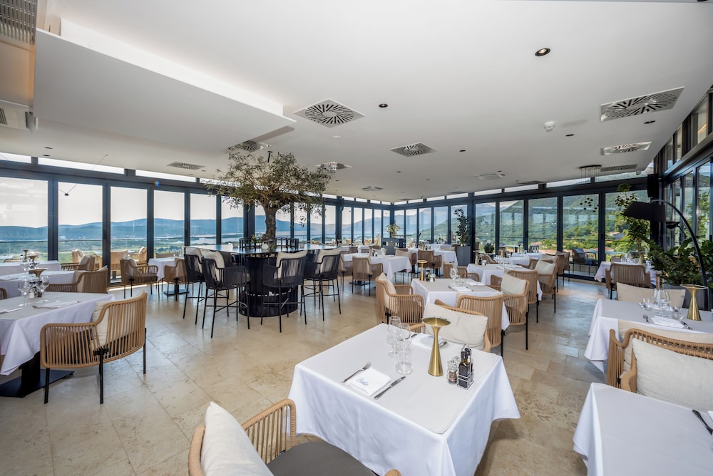 Royal Blue Resort & Residences 38/50