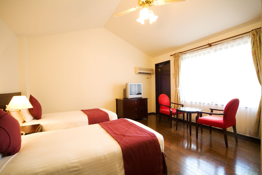 COTTAGE, TWIN BEDS, KITCHENETTE
