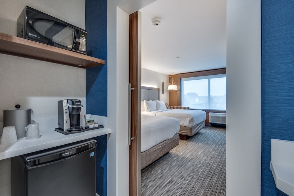 Holiday Inn Express And Suites Dallas North Addison 24/64