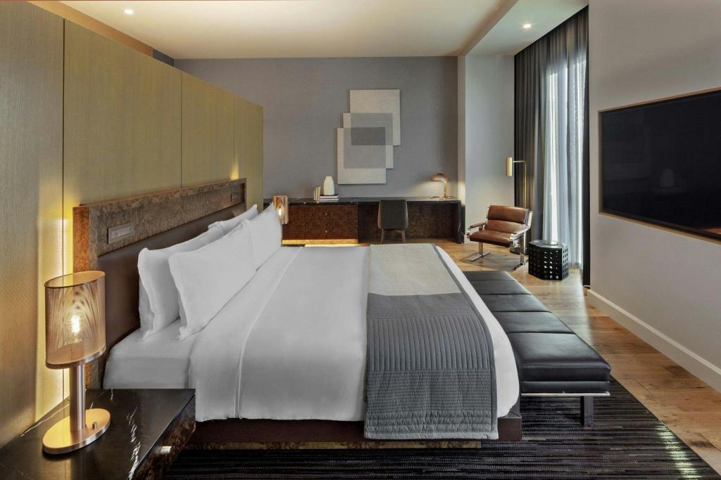 Penthouse Suite, King Bed, City View, Corner