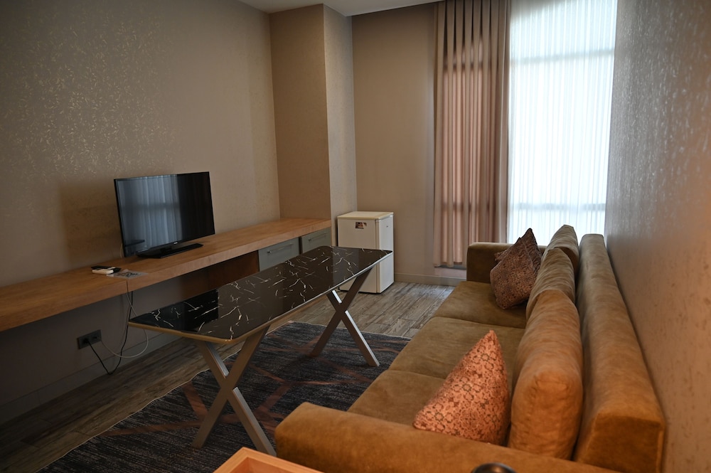 Agora Suites 58/67