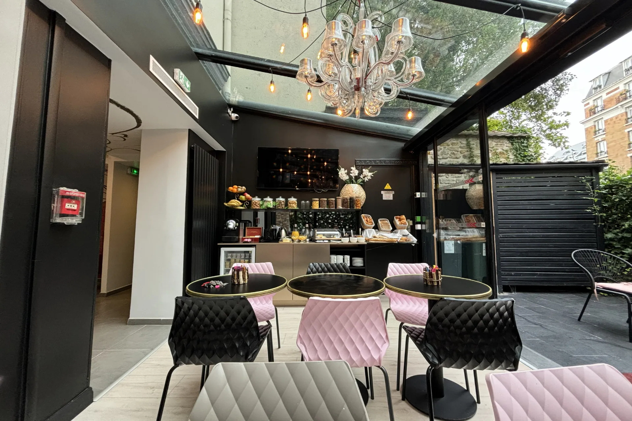 Glam's Hotel 9/12