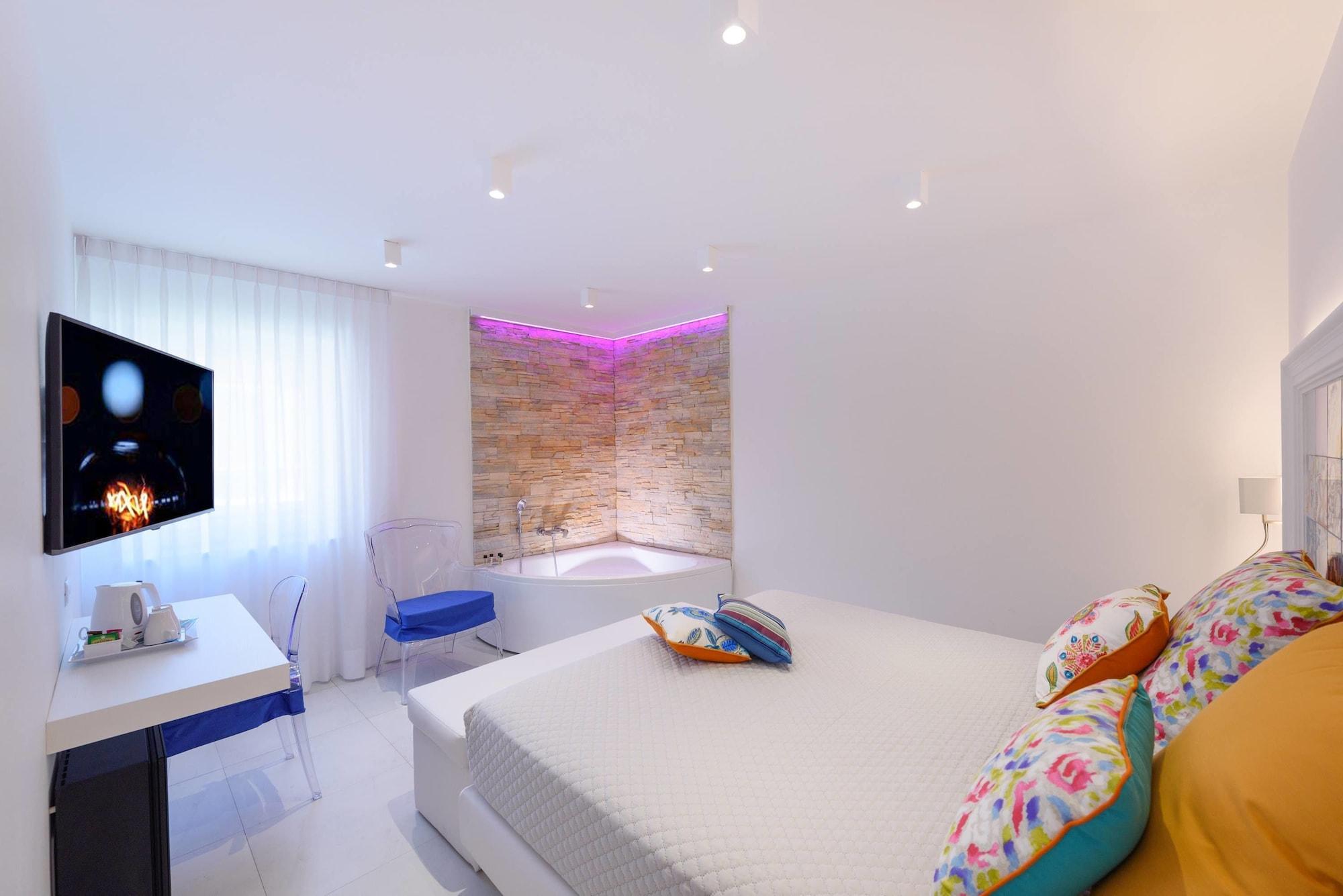 Deluxe, Double Bed, Adult Only، Hotel Amalfi 2/7