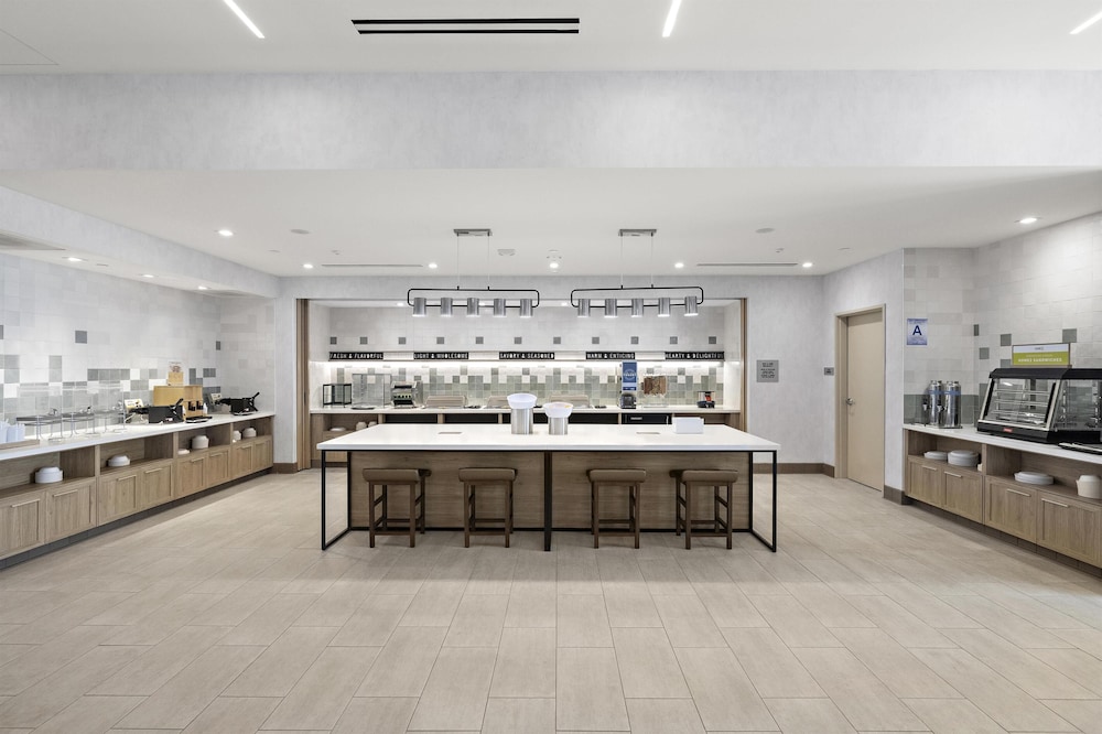 Hampton Inn by Hilton Ontario Airport 7/36