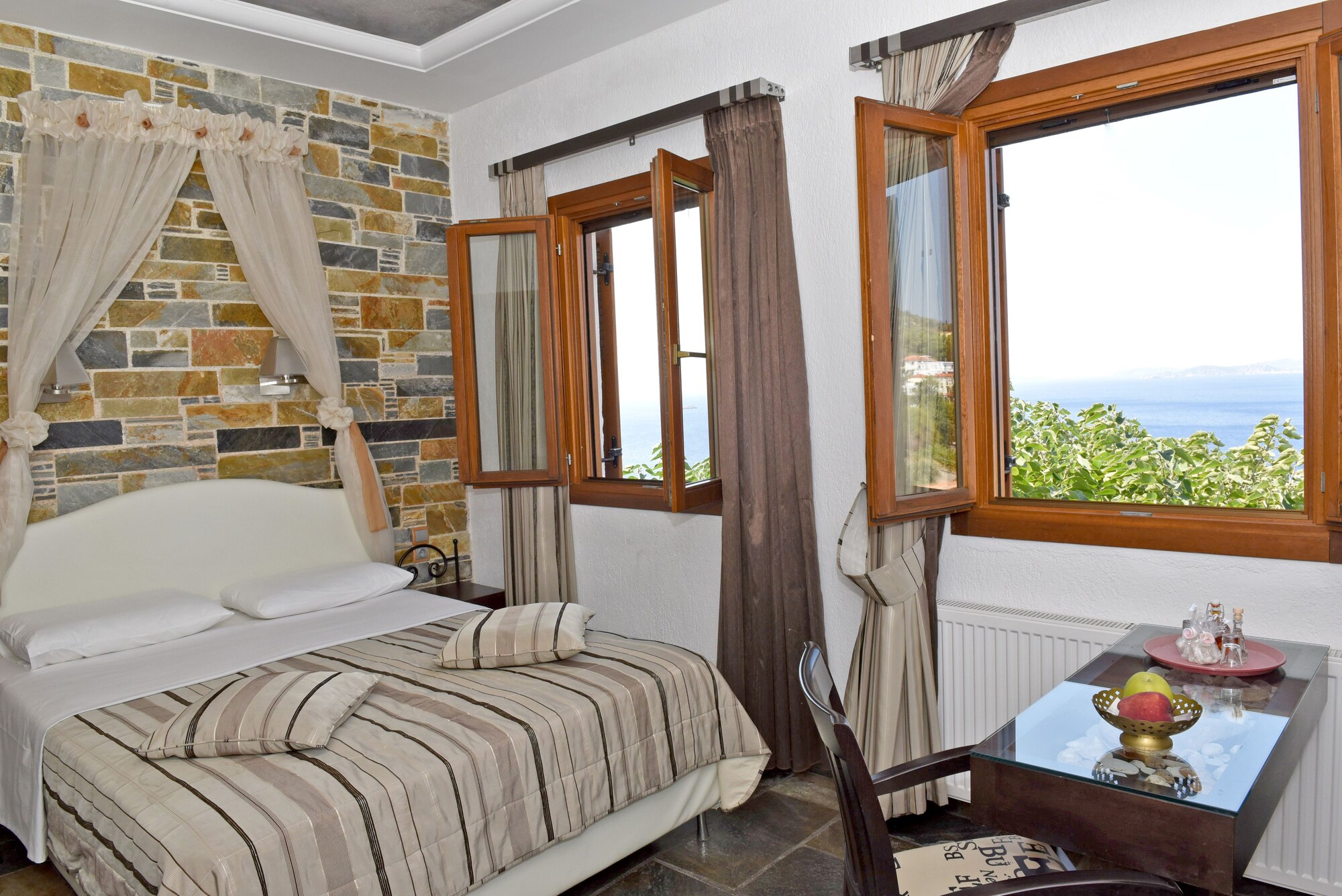 STANDARD, SEA VIEW