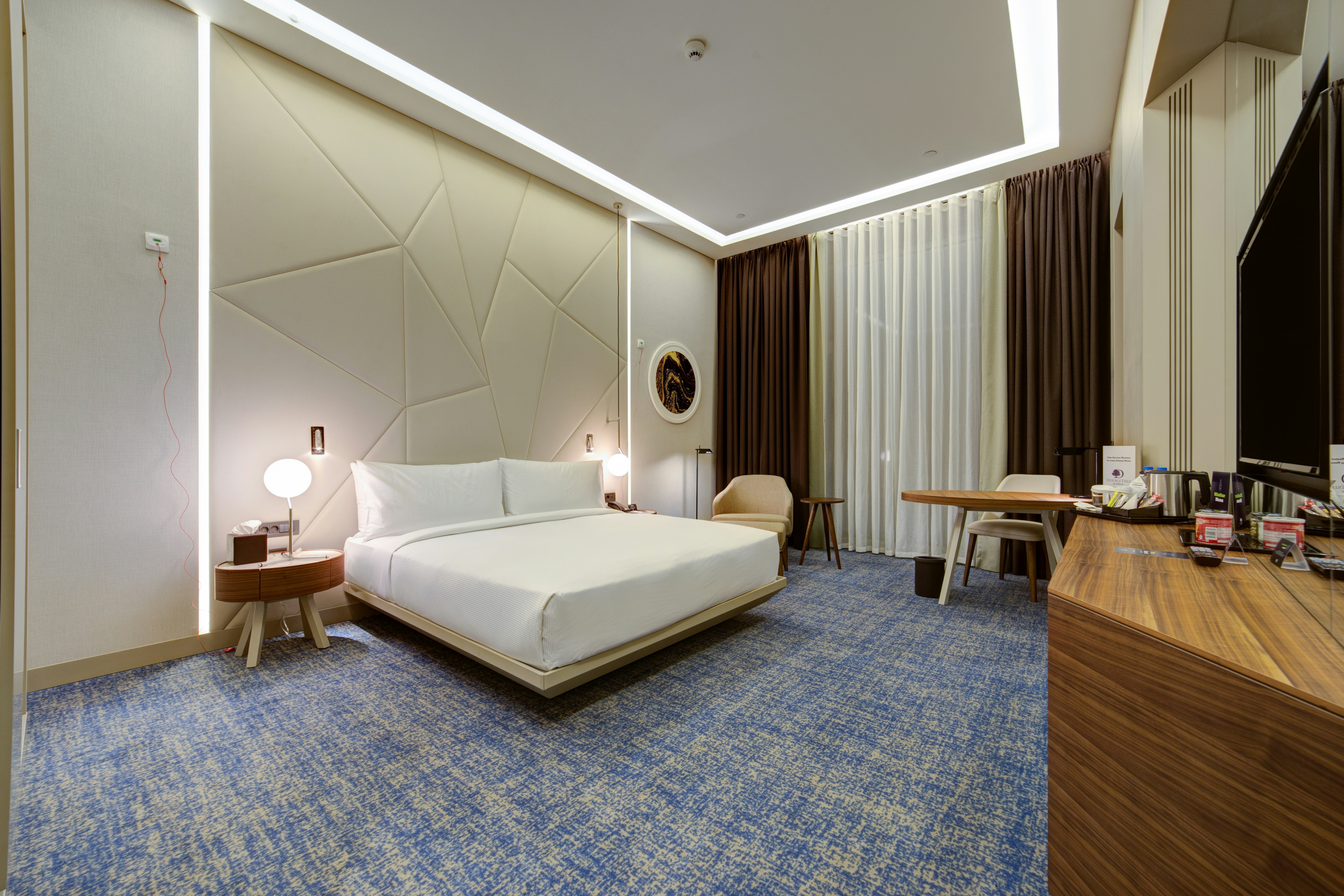 ROOM, QUEEN BED, ACCESSIBLE