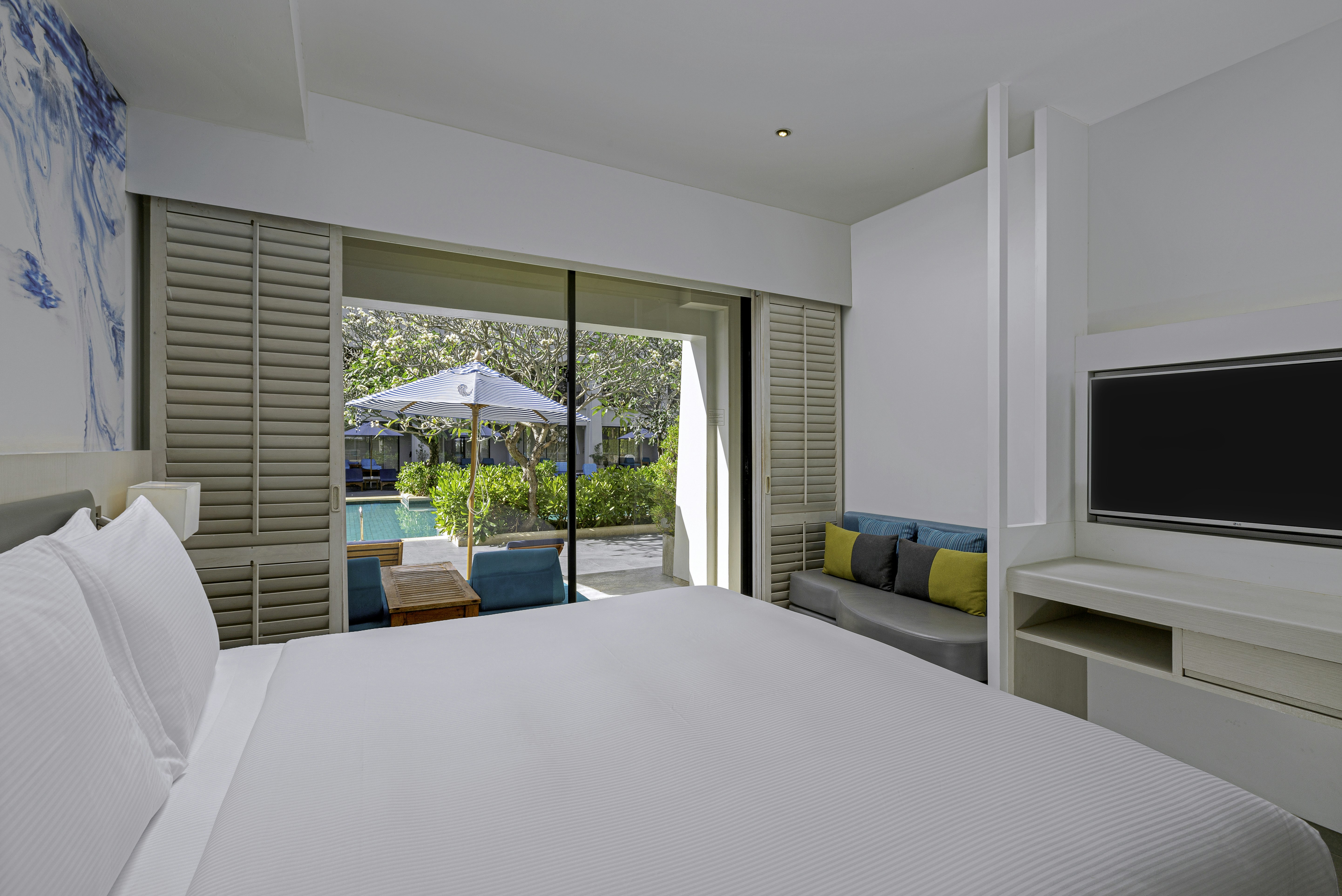 DELUXE, KING BED, POOL SIDE