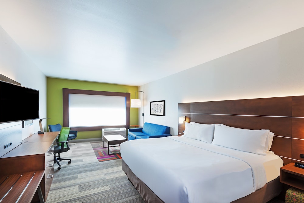 Holiday Inn Express Suites Chanute 18/46