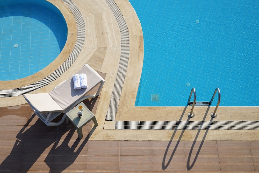 Mene Suites 26/33