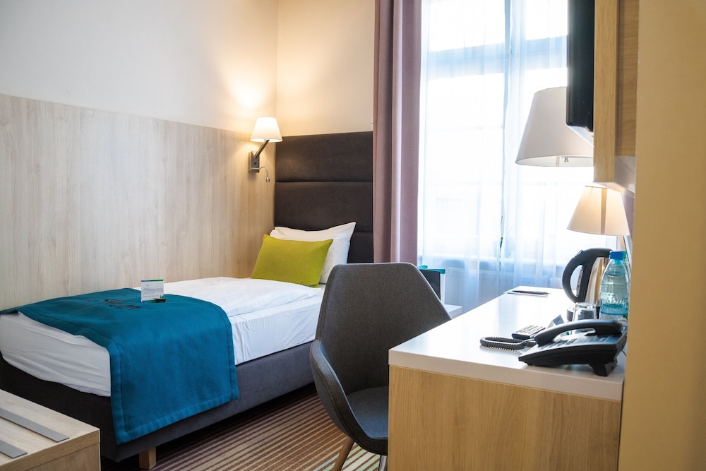 ROOM, SINGLE