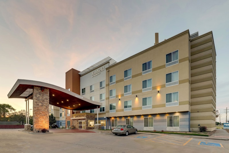 Fairfield Inn Suites Hutchinson 23/24