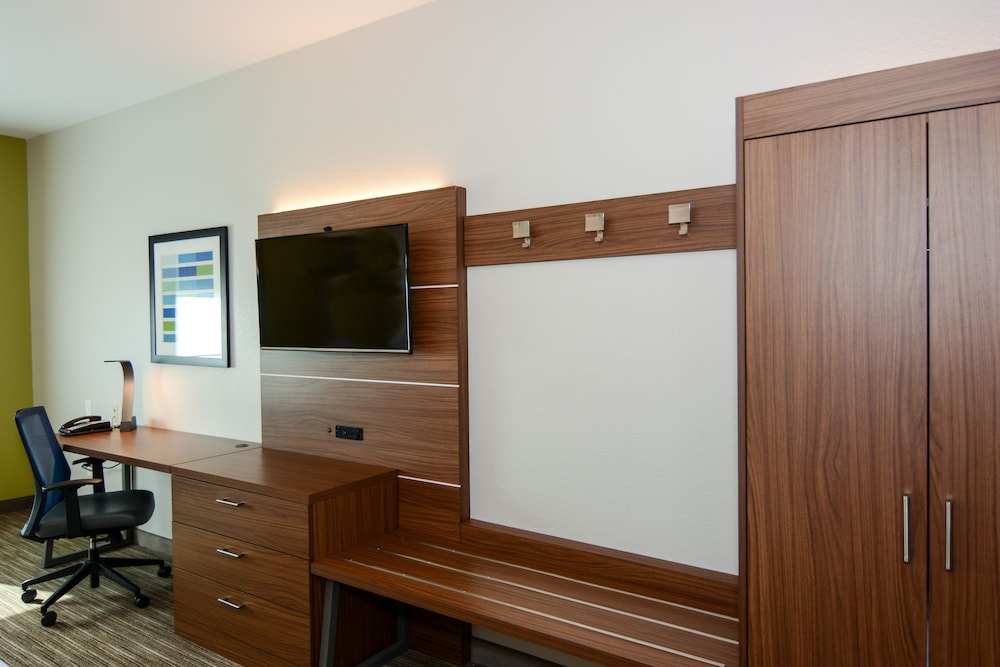 Holiday Inn Express Suites New Boston 49/51
