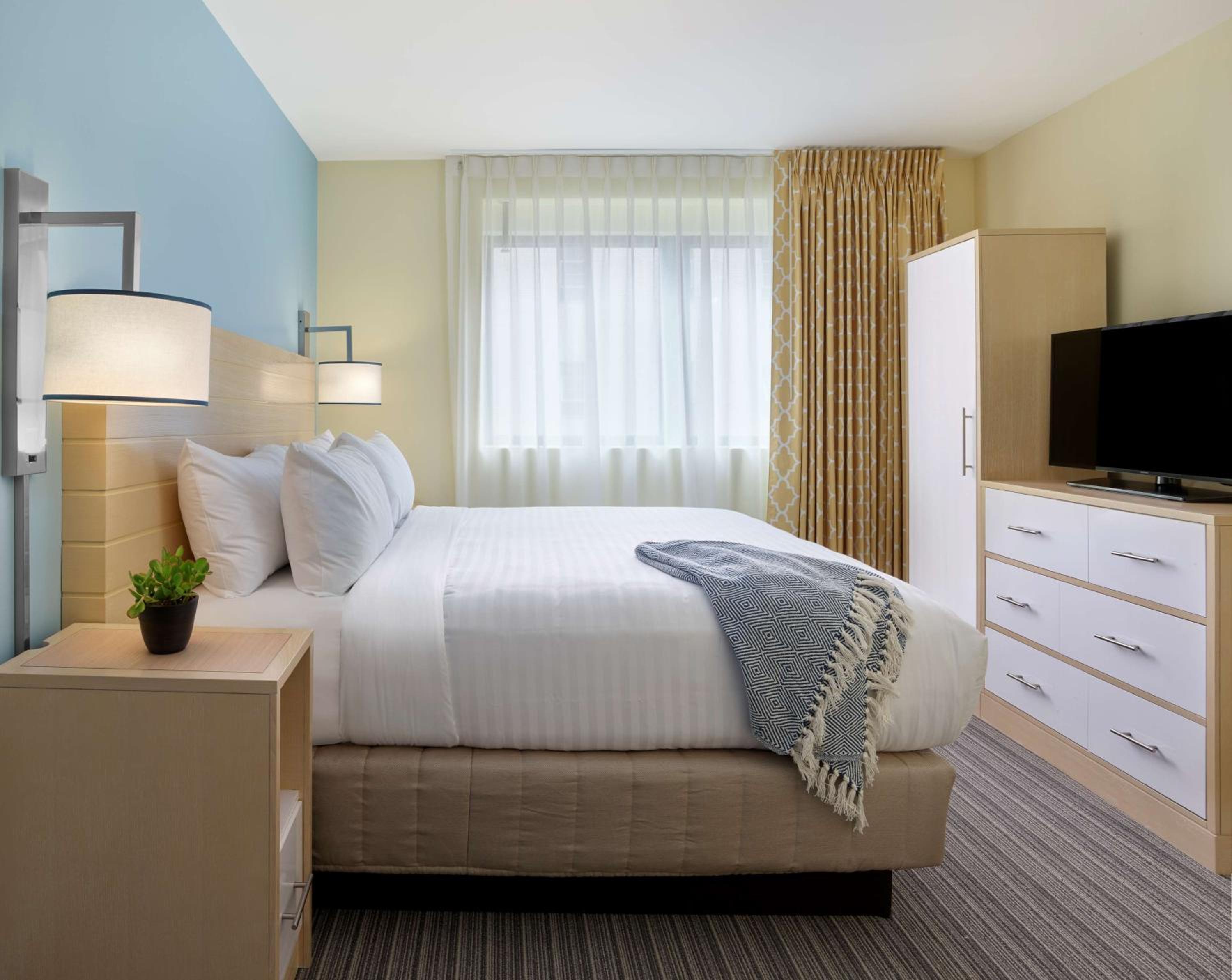1 BEDROOM, SUITE, QUEEN BED, BATHTUB, ACCESSIBLE