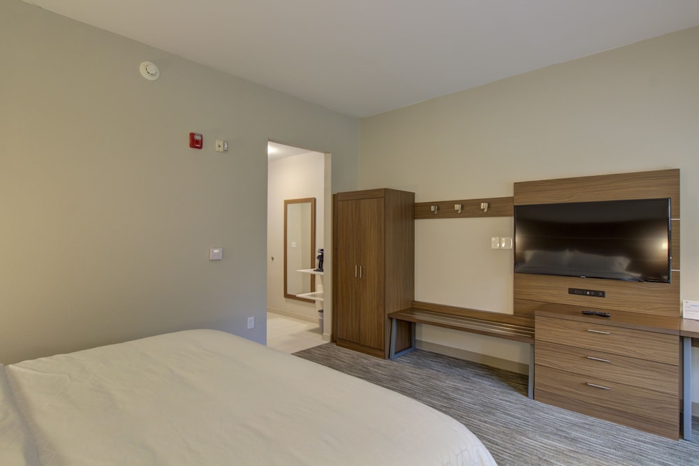 HOLIDAY INN EXPRESS FORT WALTON BEACH CENTRAL 21/47