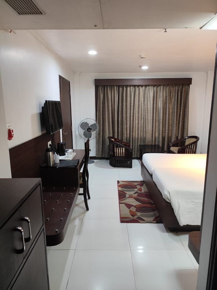 Airport City Hotel 7/35