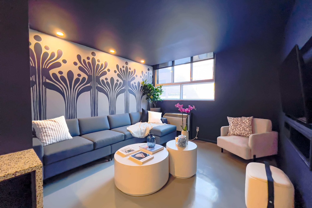 Pierce Boutique Apartments 53/73