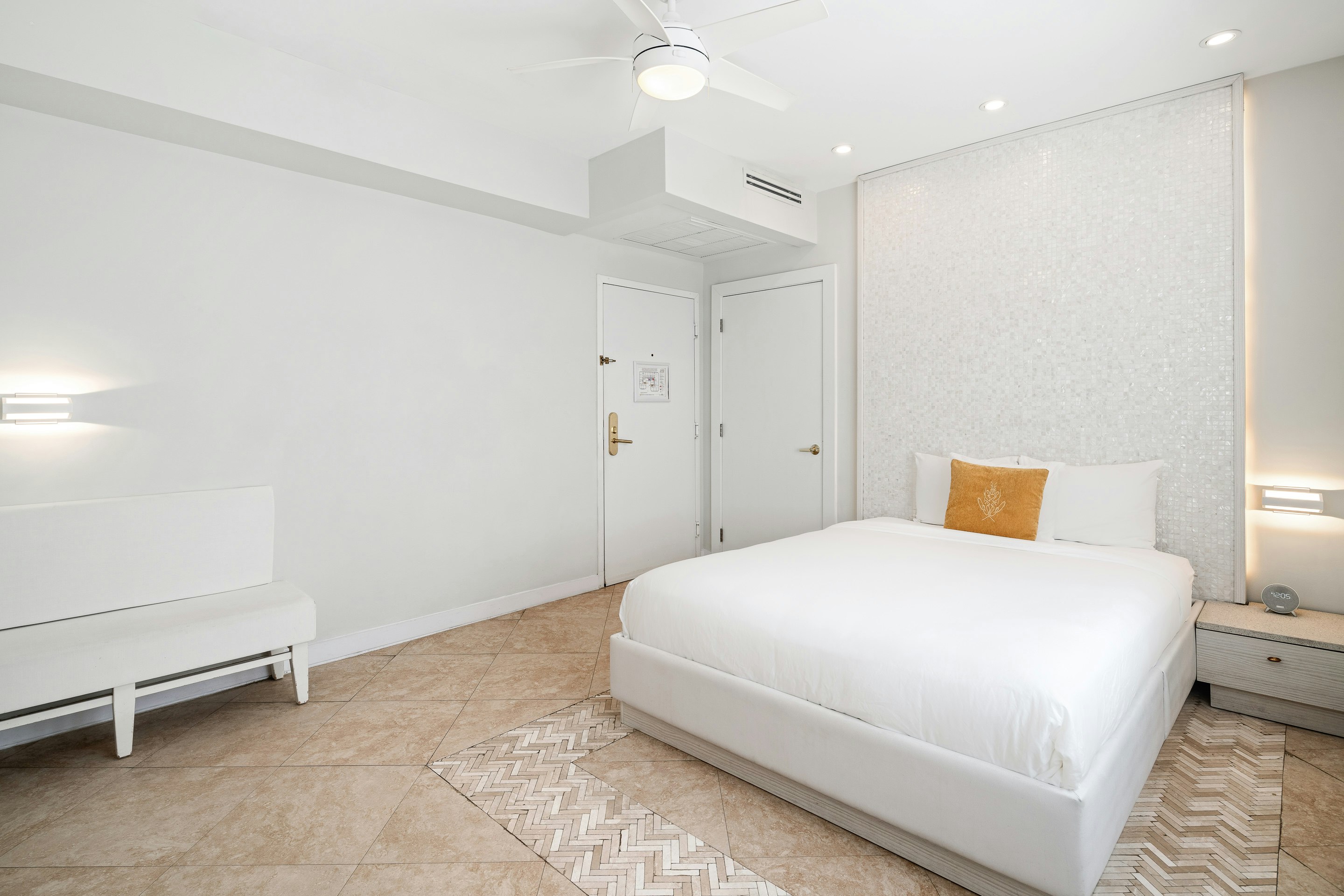 Courtyard, Queen Bed