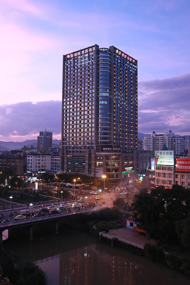 Ramada by Wyndham Longyan 4/55