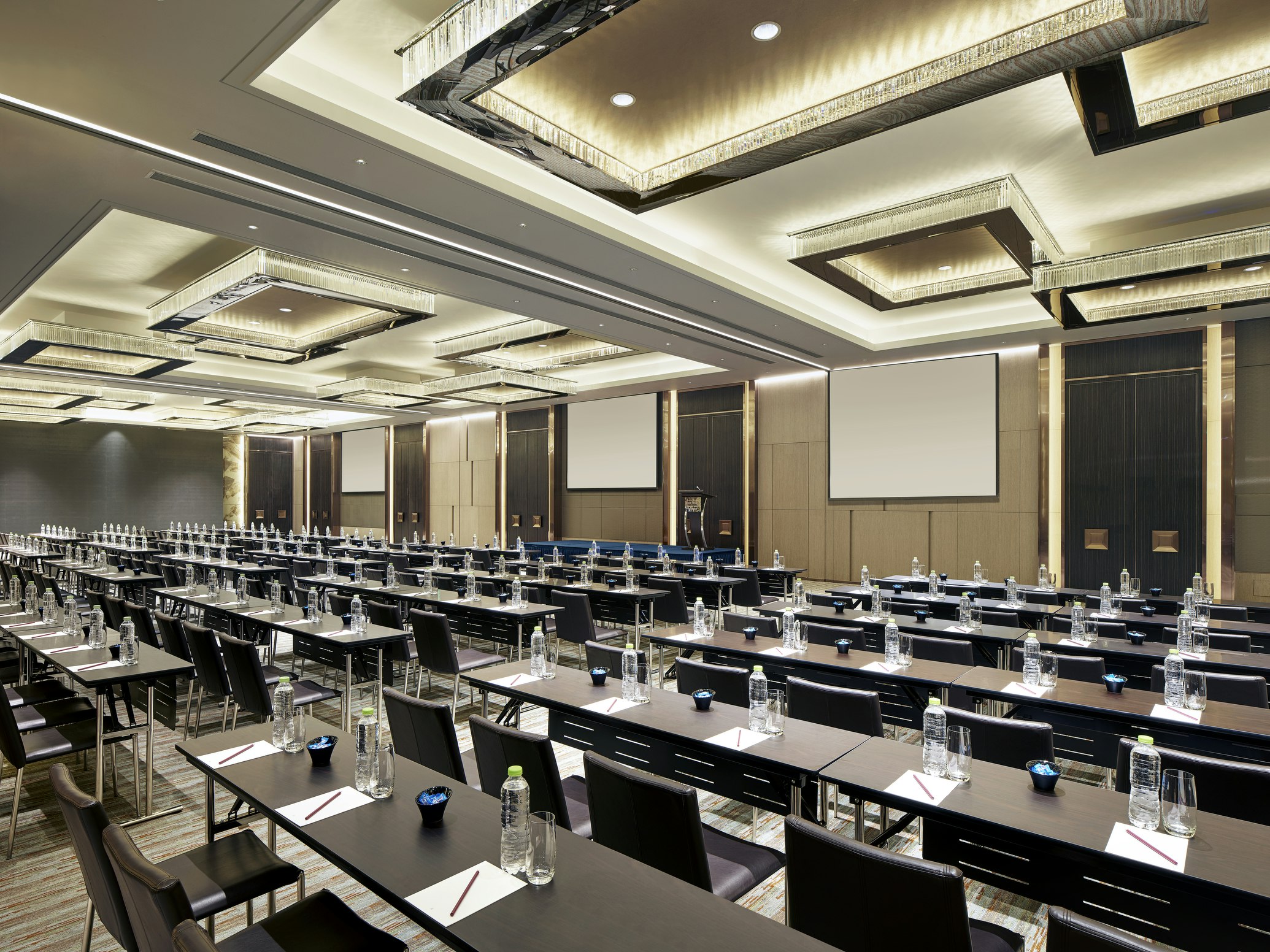 New World Wuhan Hotel 61/70