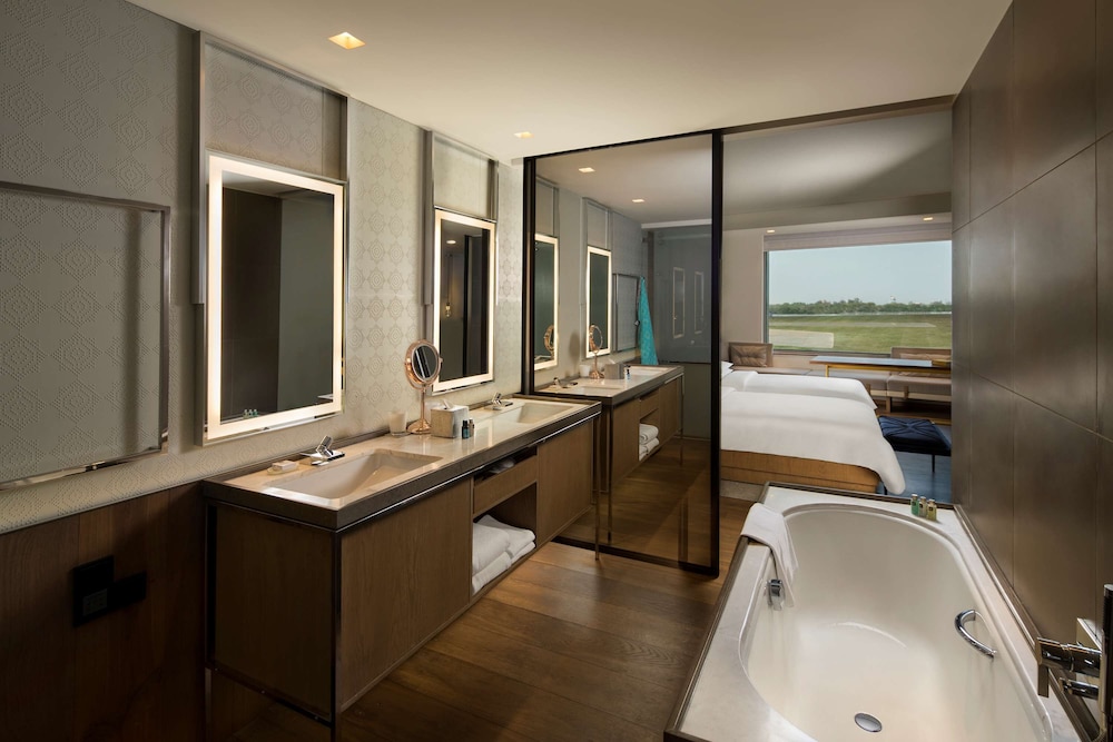 Andaz Delhi, by Hyatt 70/82