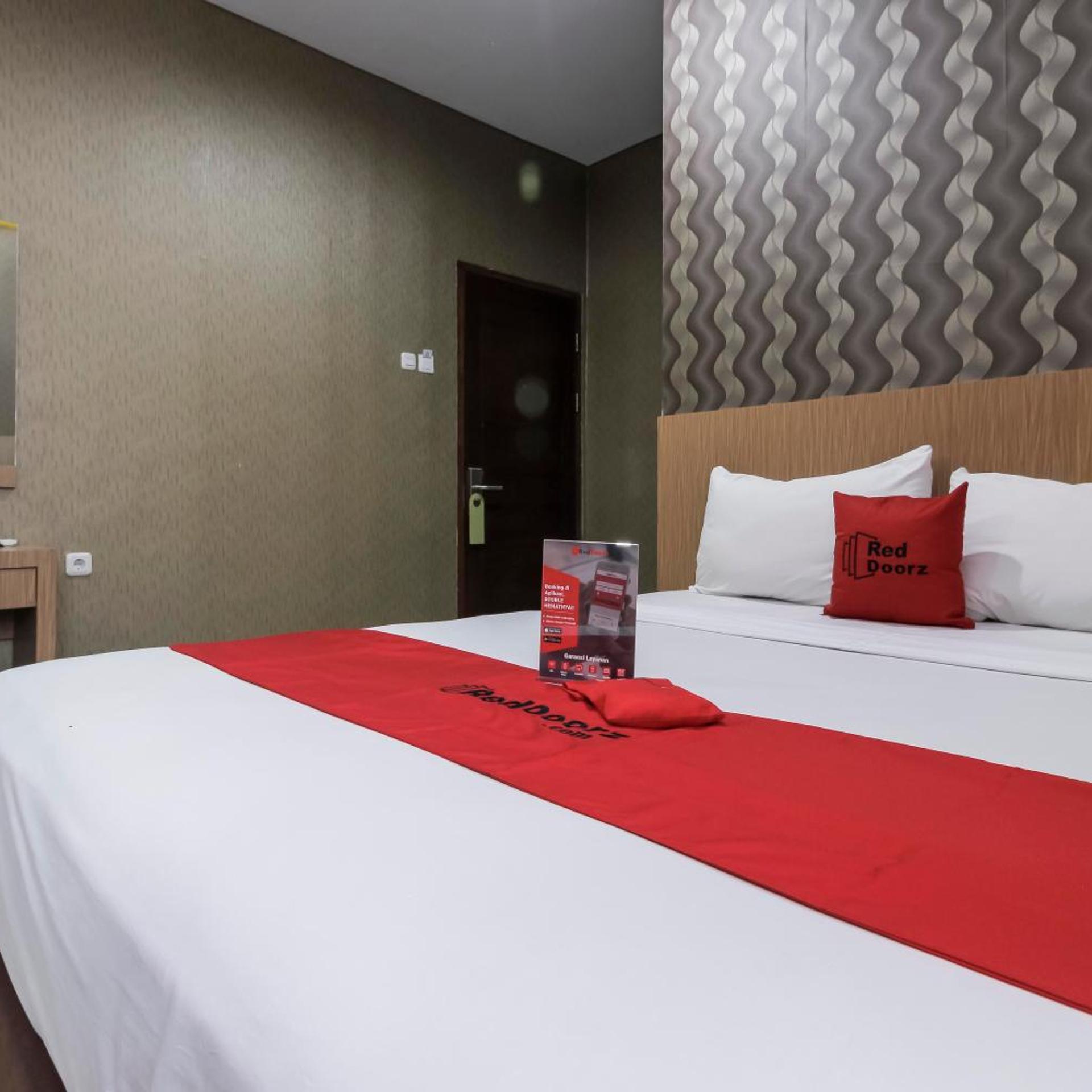 Reddoorz Plus @ Tuparev Cirebon 19/62