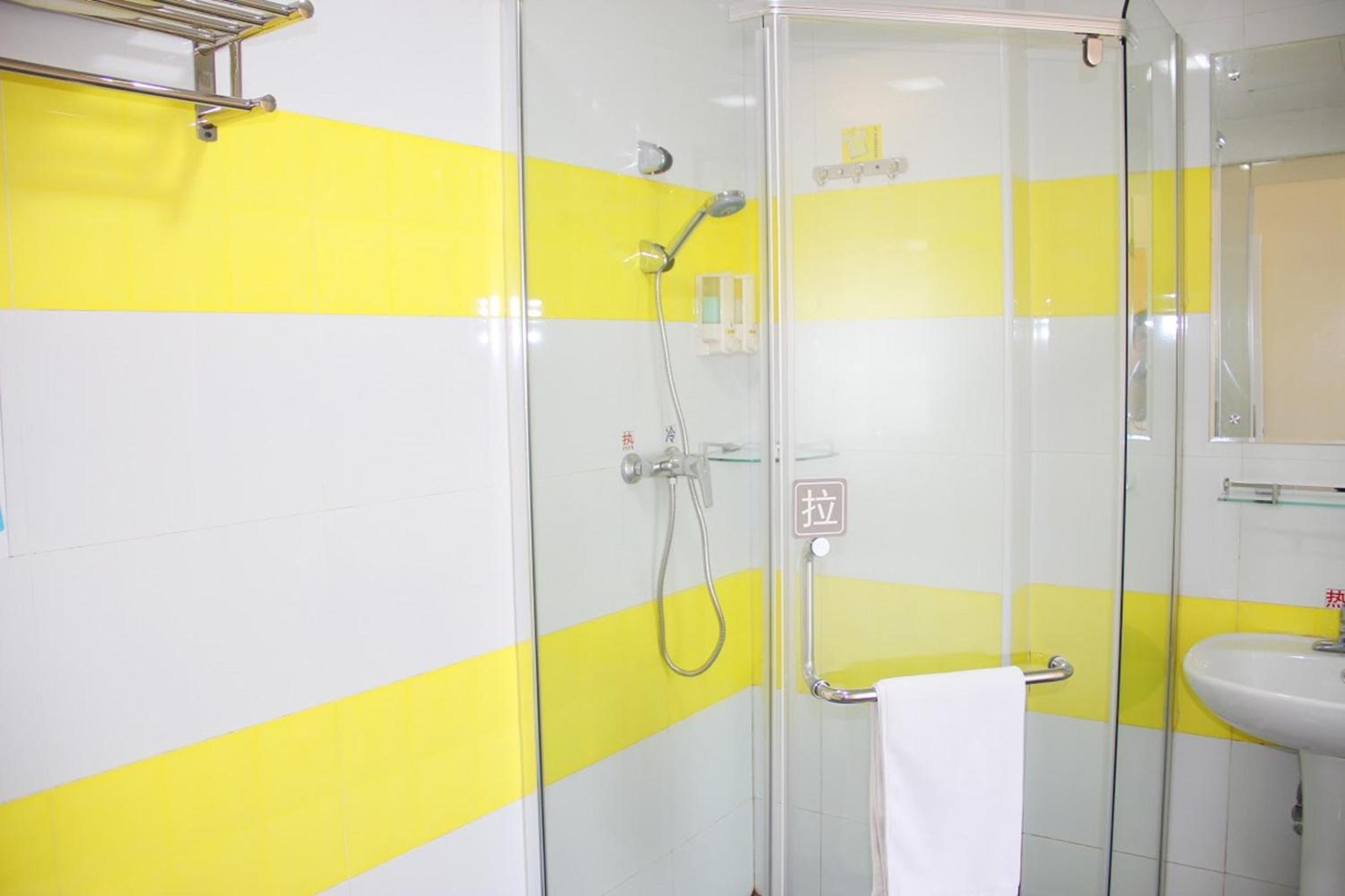 7 Days Inn (Xian Jiaotong University Medical College Weiyi Street Metro Station) 64/69
