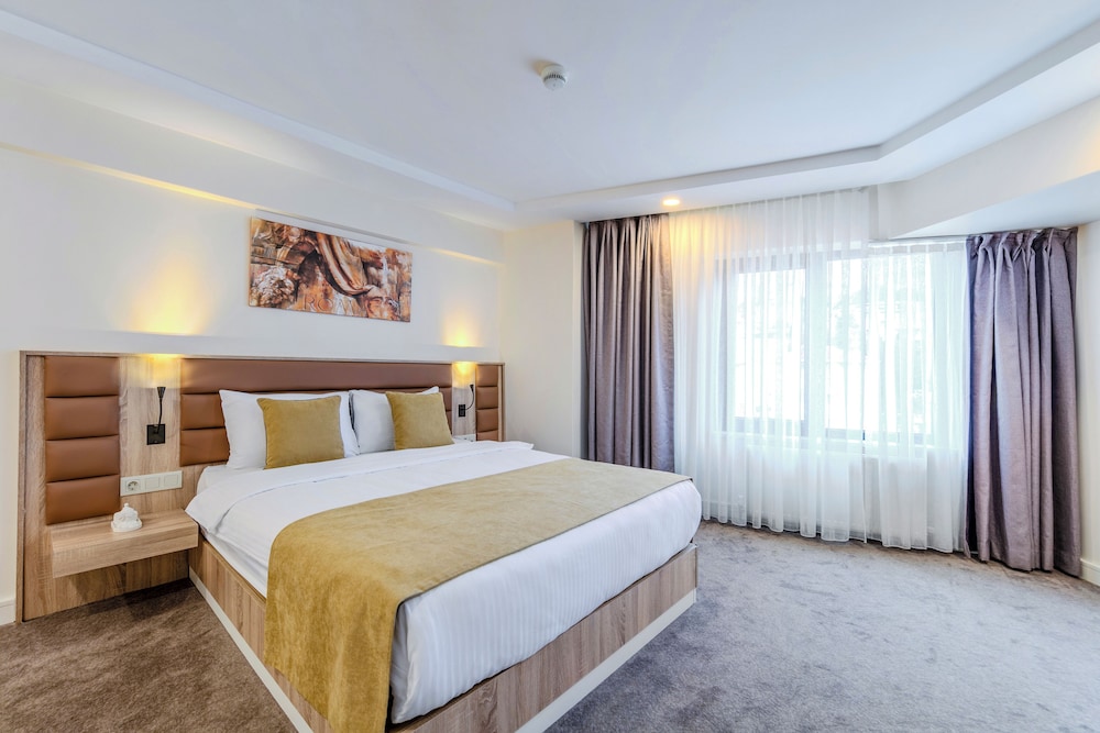 Roys Hotel & Suites 19/50